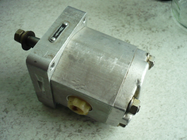 Hydraulic pump, gear pump Hydral Wroctaw TGL37069 A 6,3 R (1 tons until 2 tons Scissor Lift) / Lift table HT 2500 / HT 1600 Markranstädt Hydraulic pump, gear pump Hydral Wroctaw TGL37069 A 6,3 R (1 tons until 2 tons Scissor Lift) / Lift table HT 2500 / HT 1600 Markranstädt