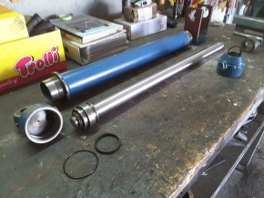 gasket kit, seal kit for VEB 1.5 tons DDR Takraf Car Lift / Takraf Lunzenau scissor lift (rod = 40 mm diameter) / MZG 40 / MDK 504