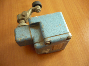 Two-stage safety switch roller lever limit switch Schmersal UVH431y